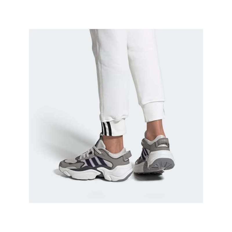 Кроссовки Женские Adidas Magmur Runner EE5142